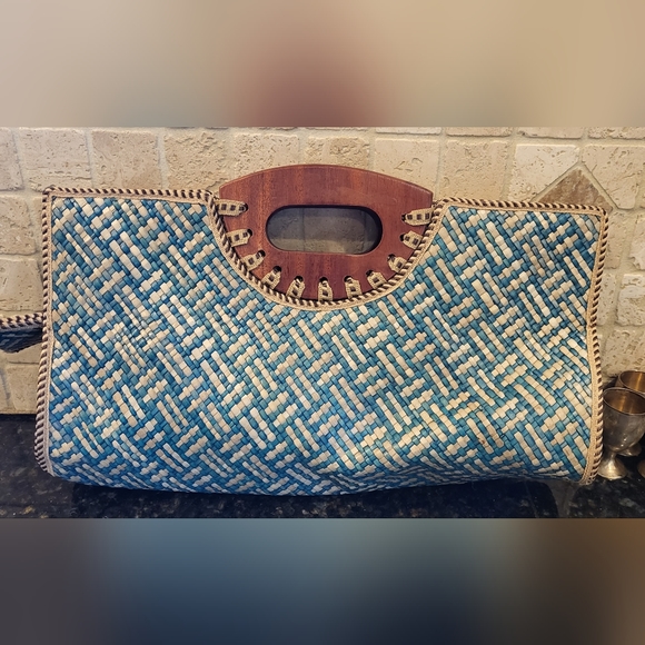 Vintage Mid Century Blue and Cream Straw Woven Handbag w/ Wooden Handles - Picture 4 of 12